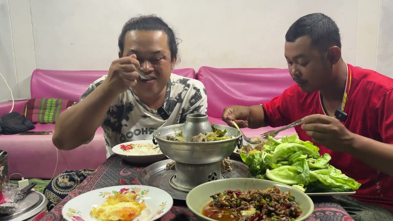 นายหูดำบอก กินให้อิ่มไปเลยเหนื่อยมาทั้งวัน มีแต่เมนูอร่อยๆทั้งนั้น