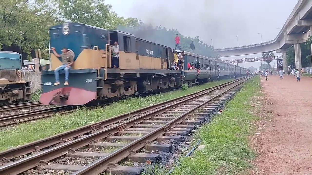 ট্রেন ছুটে চলেছে তার আপন গতিতে || Train Crossing || Dhaka Rail Crossing || Bangladeshi Train