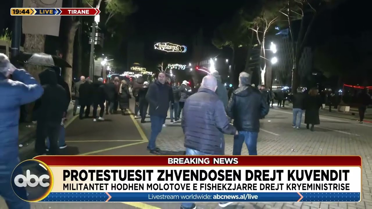 Sherr mes militantëve të PD/ Protesta e opozitës, protestuesit mblidhen te Kuvendi