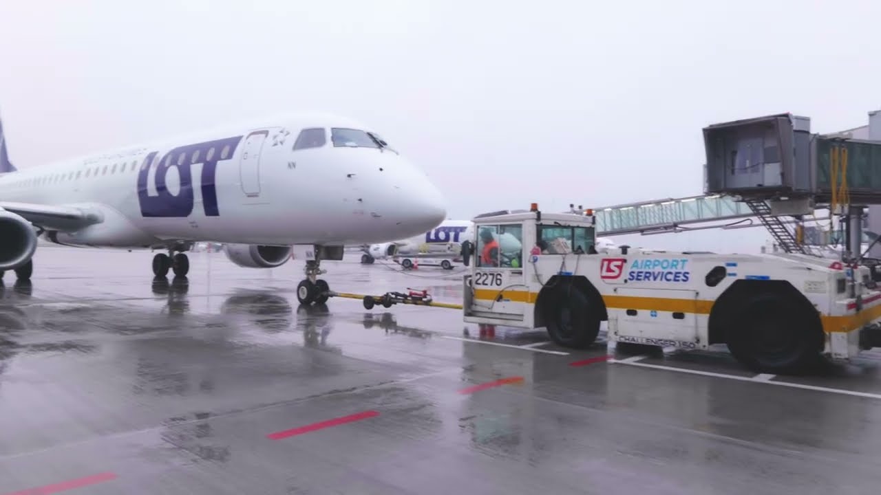 Holujemy samoloty PLL LOT razem z LSAS. | We tow LOT Polish Airlines aircraft with LSAS.