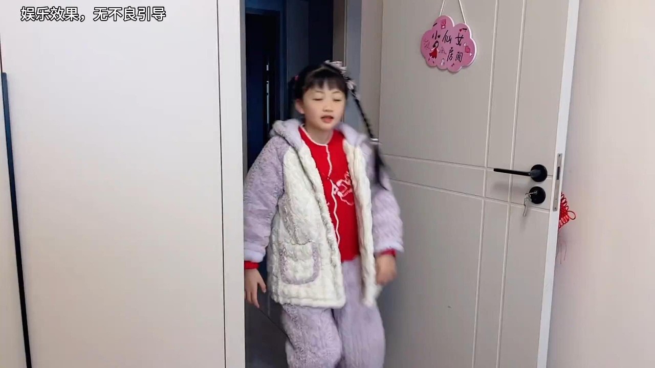 闺女告诉爸爸外公外婆来了，赶紧坐地上装可怜，结局太逗了