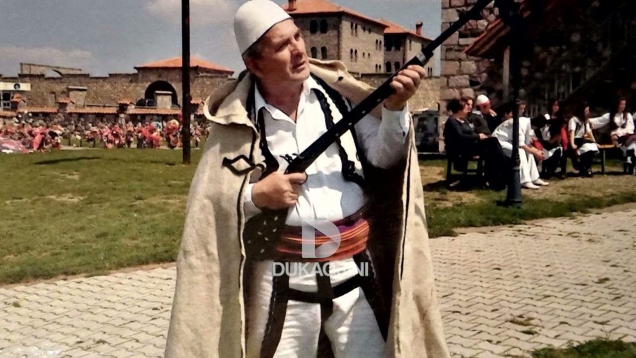 “M’knon folklor me kravata e me pantollë t’ngushtë, t’z, qa ki me bo, koha po ndryshon e  njerëzit”