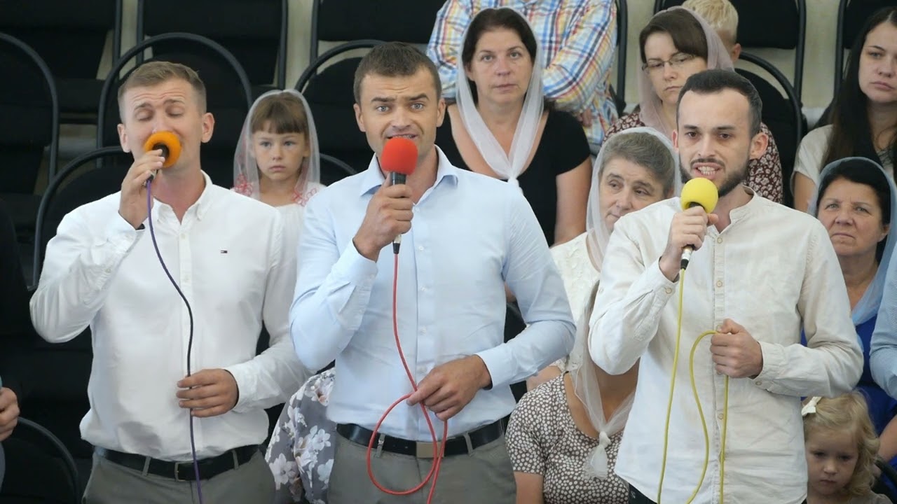 Люди шукають щастя у світі