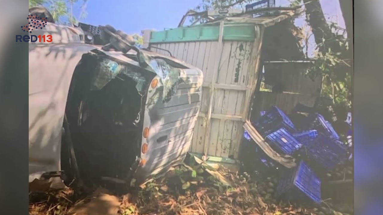 Chofer de camión aguacatero muere tras volcar en la 