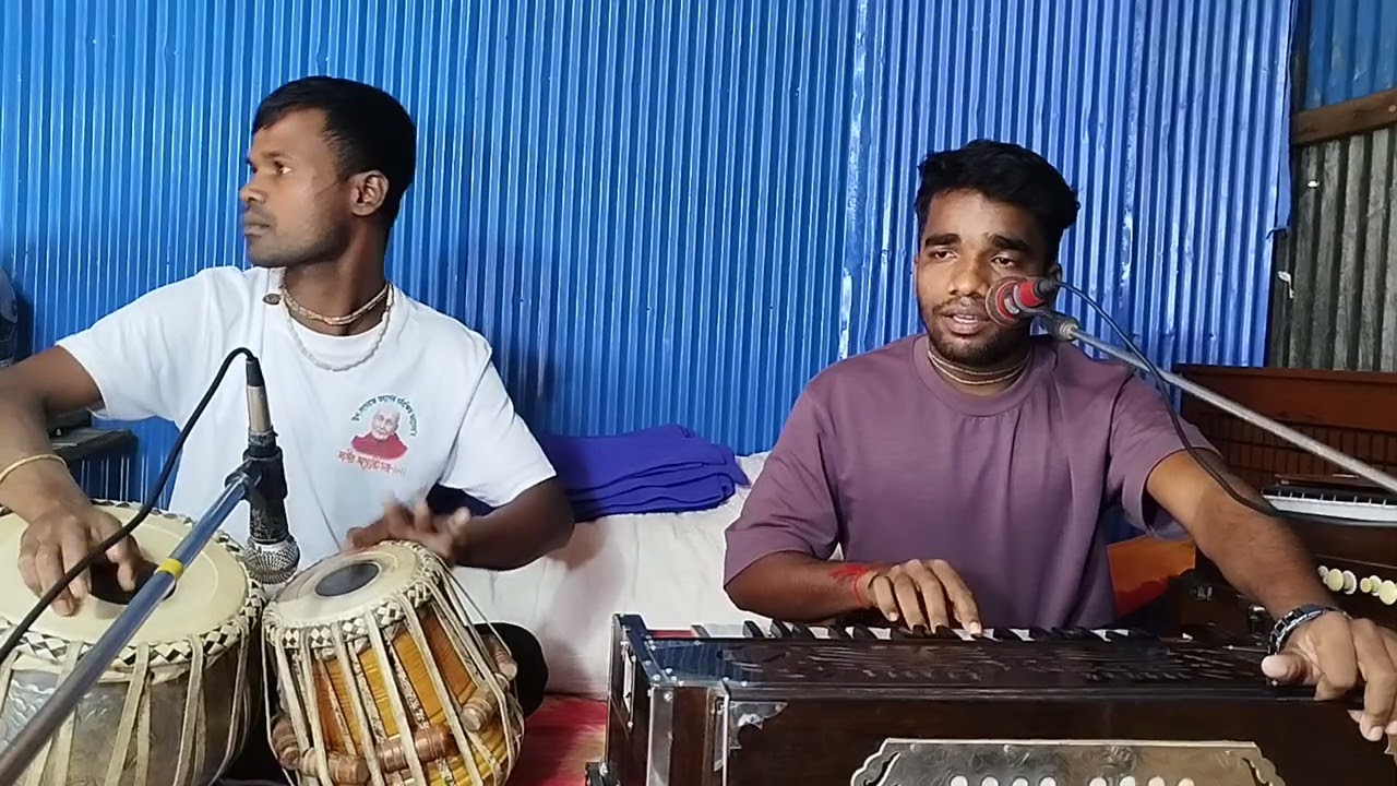 গান গাইছে শিল্পী নকুল 