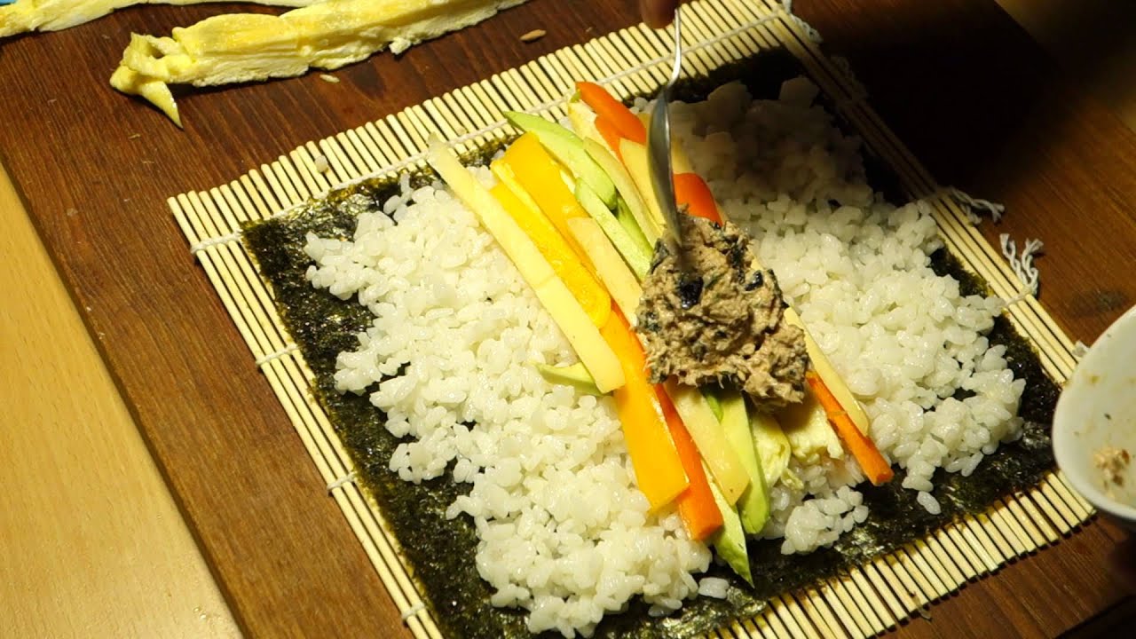 Making and eating an 恵方巻/ehomaki on Setsubun/節分