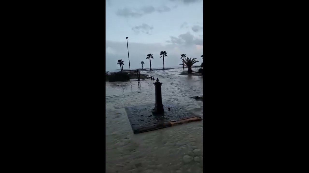 Maltempo Calabria, Lungomare di Praia a Mare inghiottito dalle mareggiate. Onde alte 8 metri