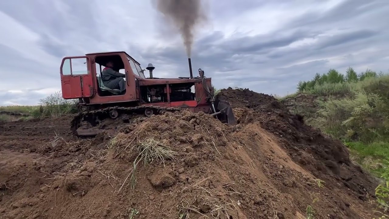 Возим землю и засыпаем плотину