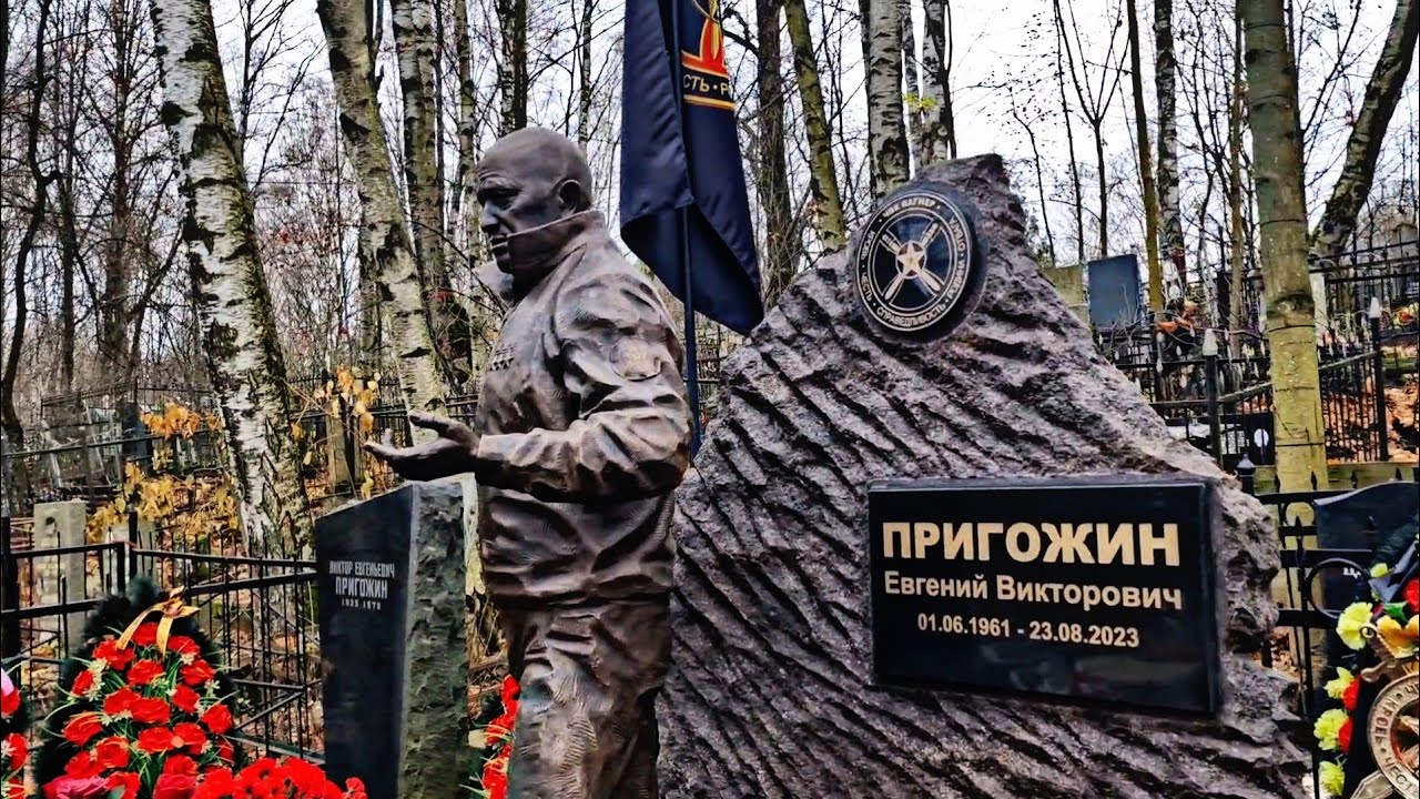 Памятник основателя ЧВК Вагнер Евгения Пригожина под охраной!