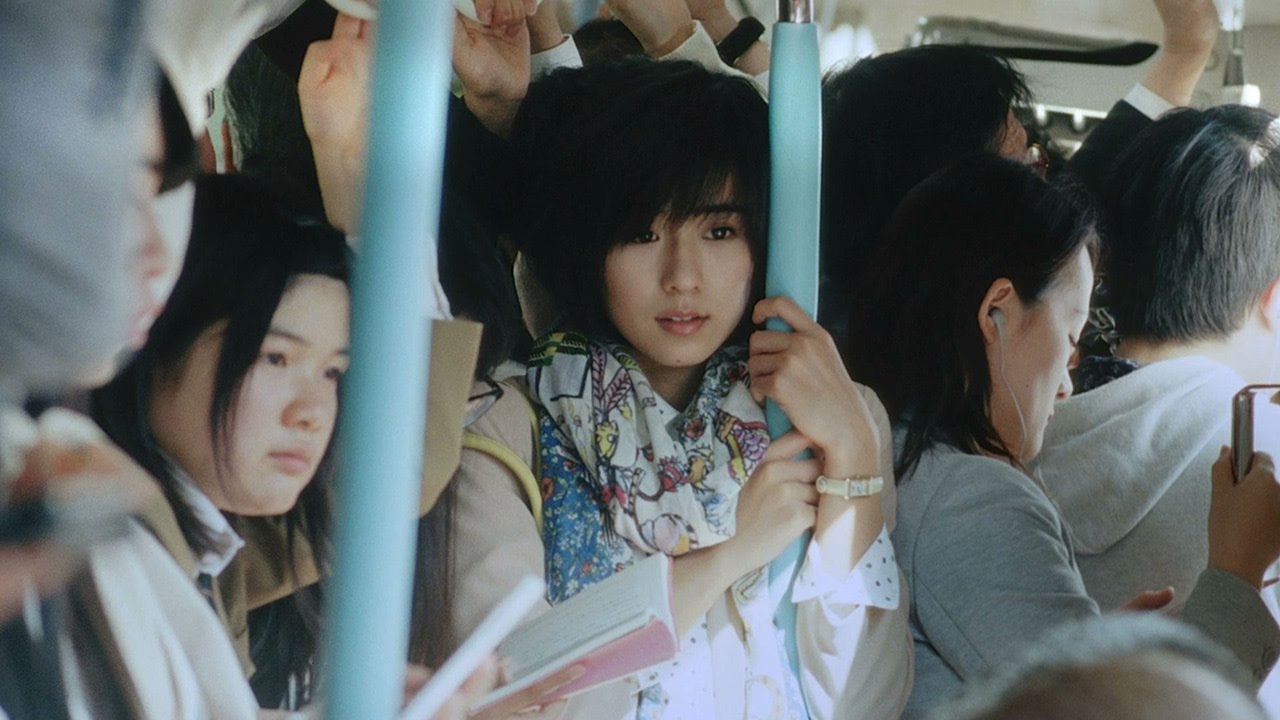 黒島結菜、満員電車で「ぎゅうぎゅう」　キュートな表情満載のCMメーキングも　 カゴメ「野菜生活100 Peel&Herb」新TVCMが公開