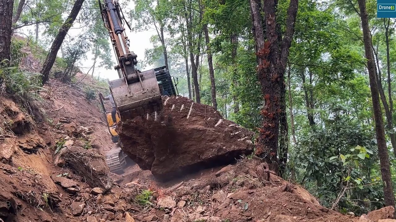 Huge Rocks for Sany Excavator to Fell Down Hill for Hillside Road Construction