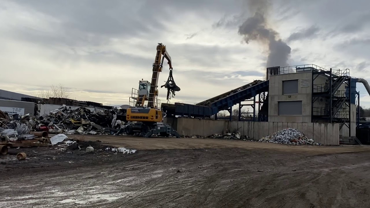 Leibherr LH40 feeding a shredder