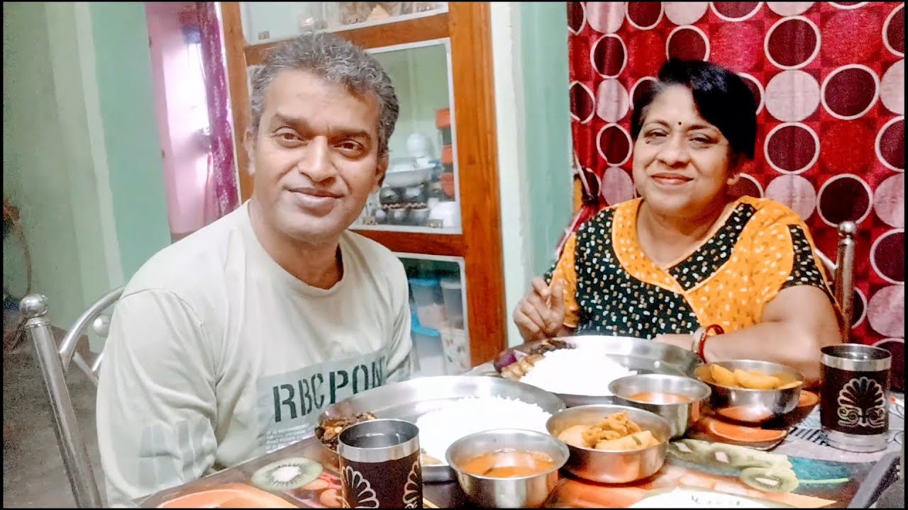 Bhaat,Uchhe vaja,Dal,Begun vaja,Katla macher jhol/Bengali Eating Show@Pallab's Galaxy 
