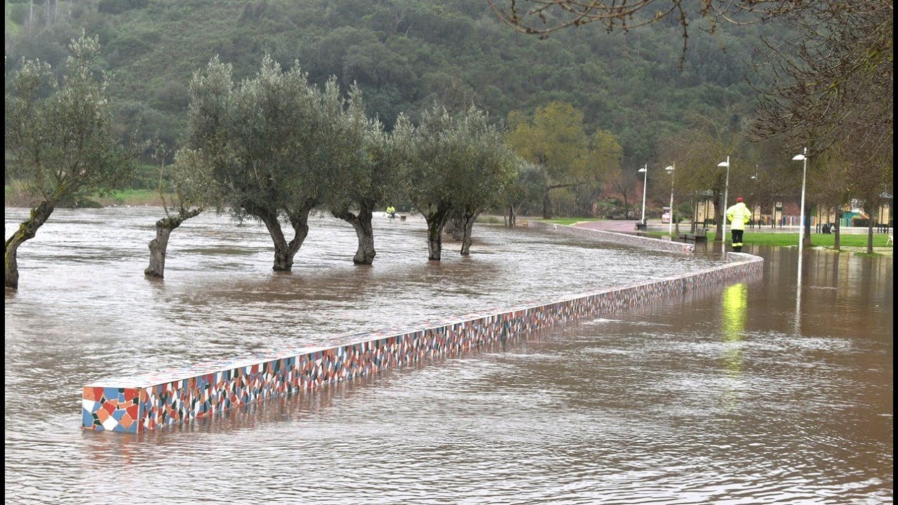 &Aacute;gua invade a cidade de Silves