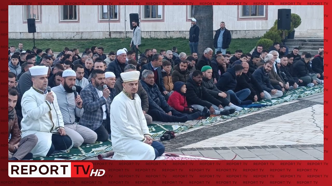 Fitër Bajrami në Lushnjë, besimtarët myslimanë falin namazin në sheshin kryesor të qytetit