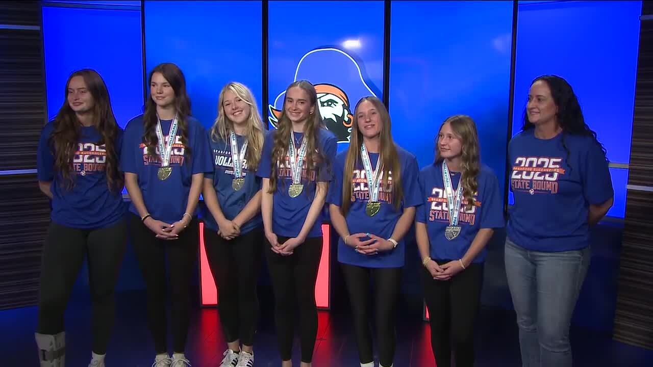 Champ Chat: Волейбольная команда Branford Buccaneers посетила студию WCTV.