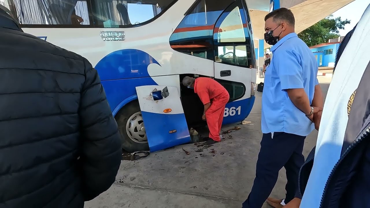 Asi es el Transporte para turista en Cuba la Viazul se quedo a Mitad de camino