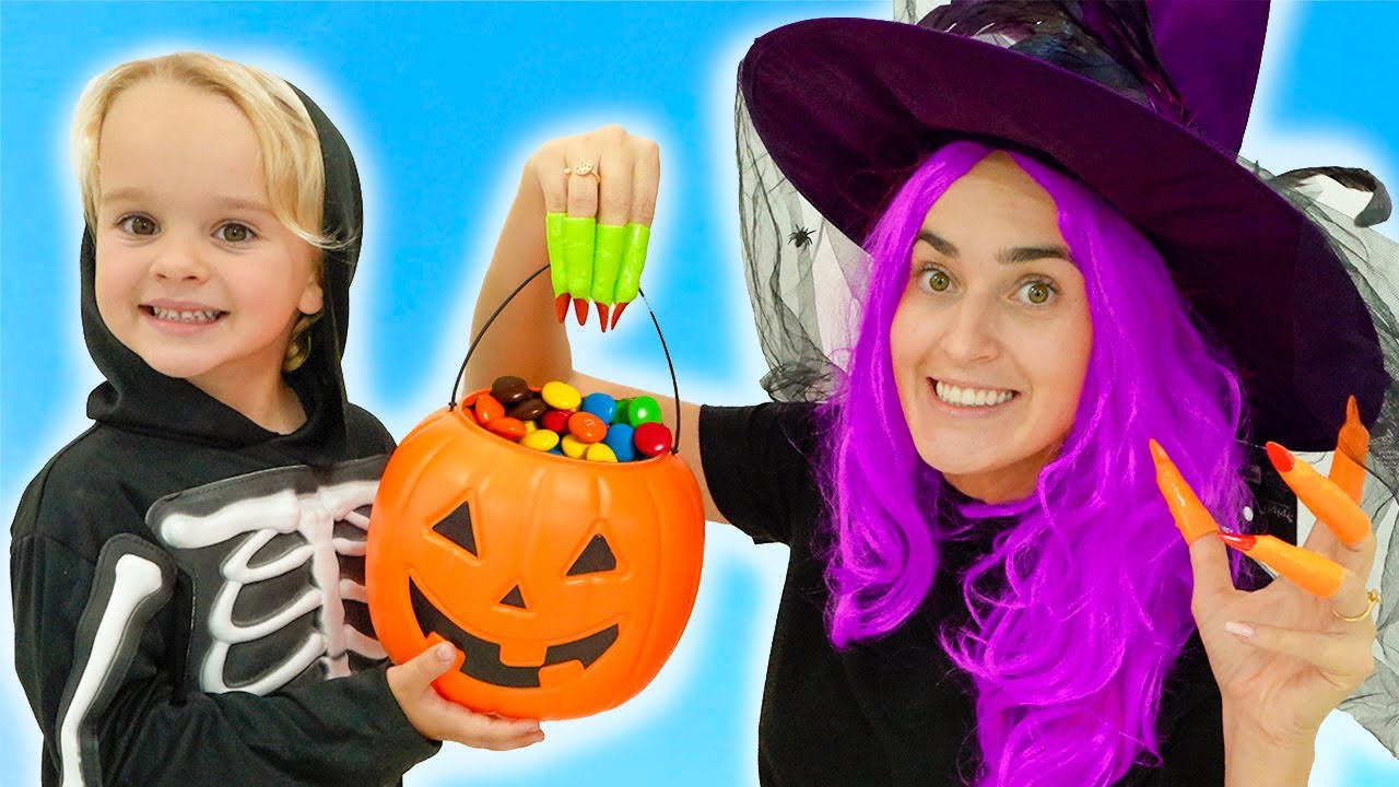 Truco o trato de Halloween con Chris y mamá