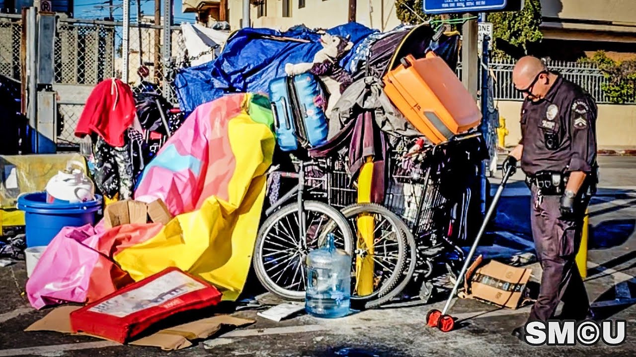 𝗟𝗔𝗣𝗗 𝗠𝗘𝗔𝗦𝗨𝗥𝗘𝗦 𝗨𝗣: Police Enforce 10-Foot Rule in Venice Encampment Cleanup