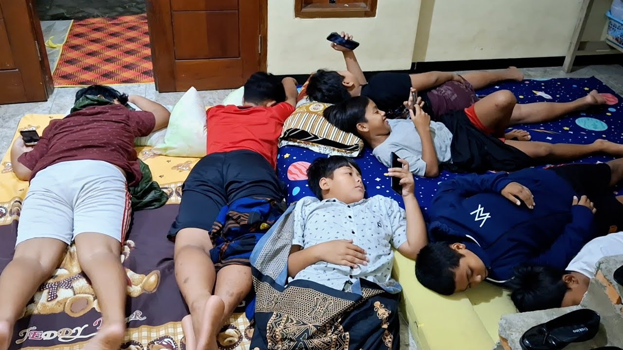 Tidur di rumah Sinyo dan makan Sahur bersama..