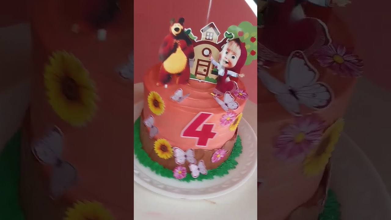 Decora&ccedil;&atilde;o de bolo em chantilly tema  marcha eo urso