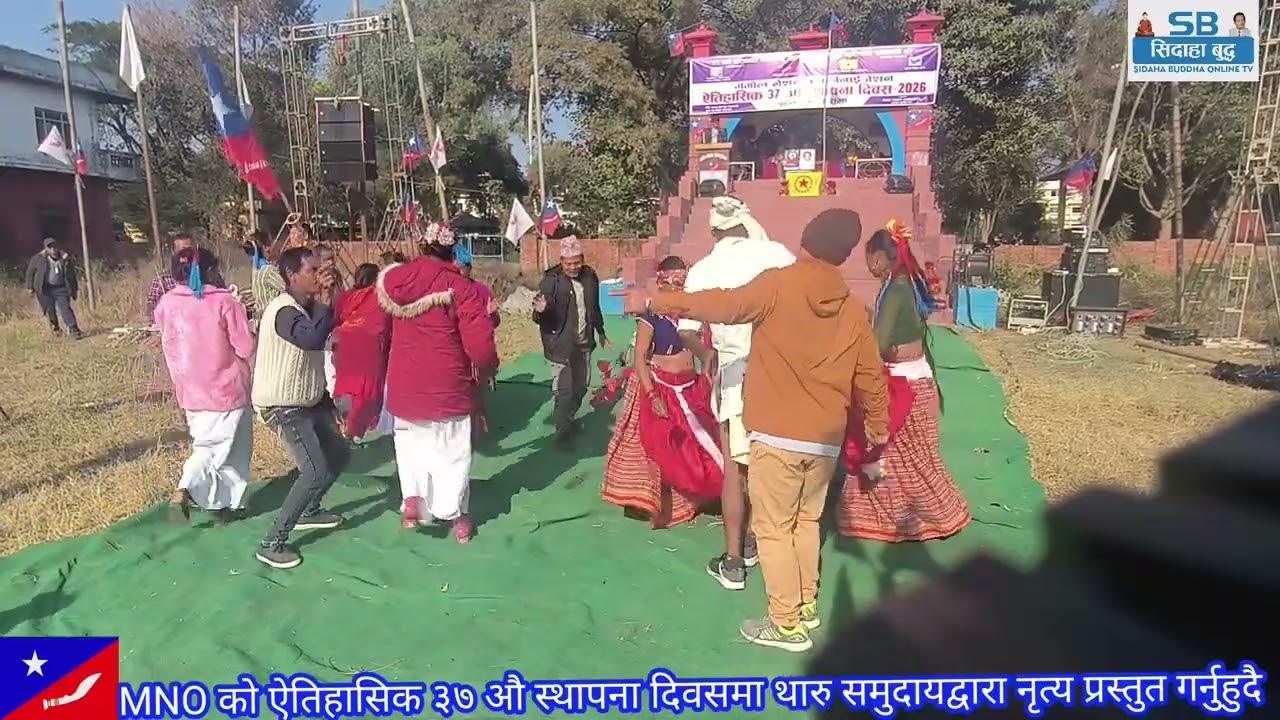 दाङ जिल्लाको मुलबासी थारु समुदायहरु द्वारा नृत्य प्रस्तुति गर्नुहुदै ।