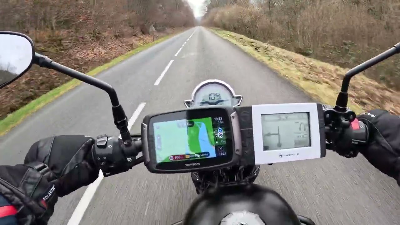 De Revin à Deville / Moto Guzzi V7 Stone 850