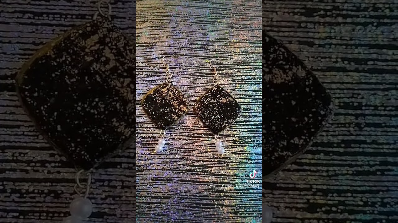 fabrication  de boucles d&rsquo;oreilles en p&acirc;te fimo noir,feuilles d'or et des perles en verre nacr&eacute;es