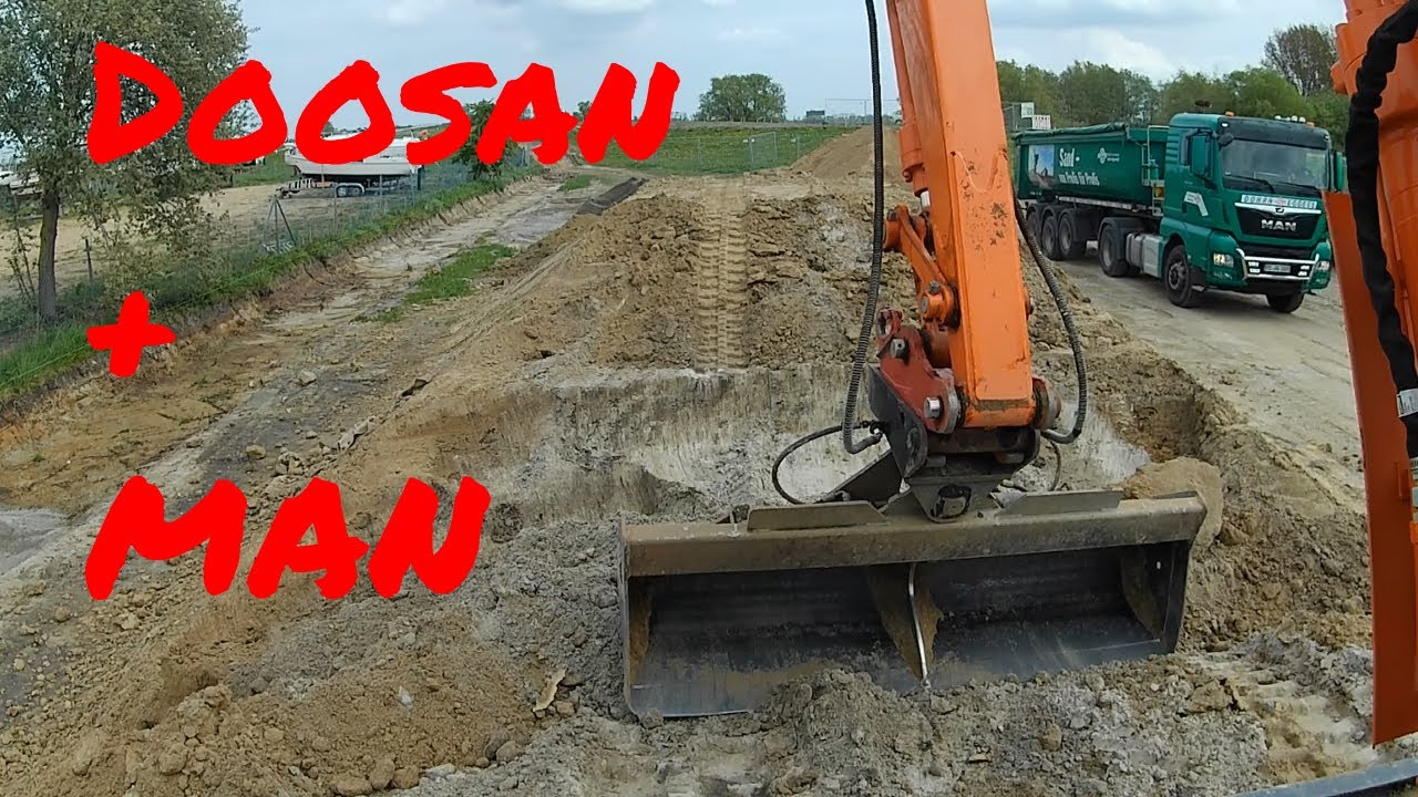 👍😎Bagger Doosan DX85R belädt MAN-Sattelzug mit Bodenaushub