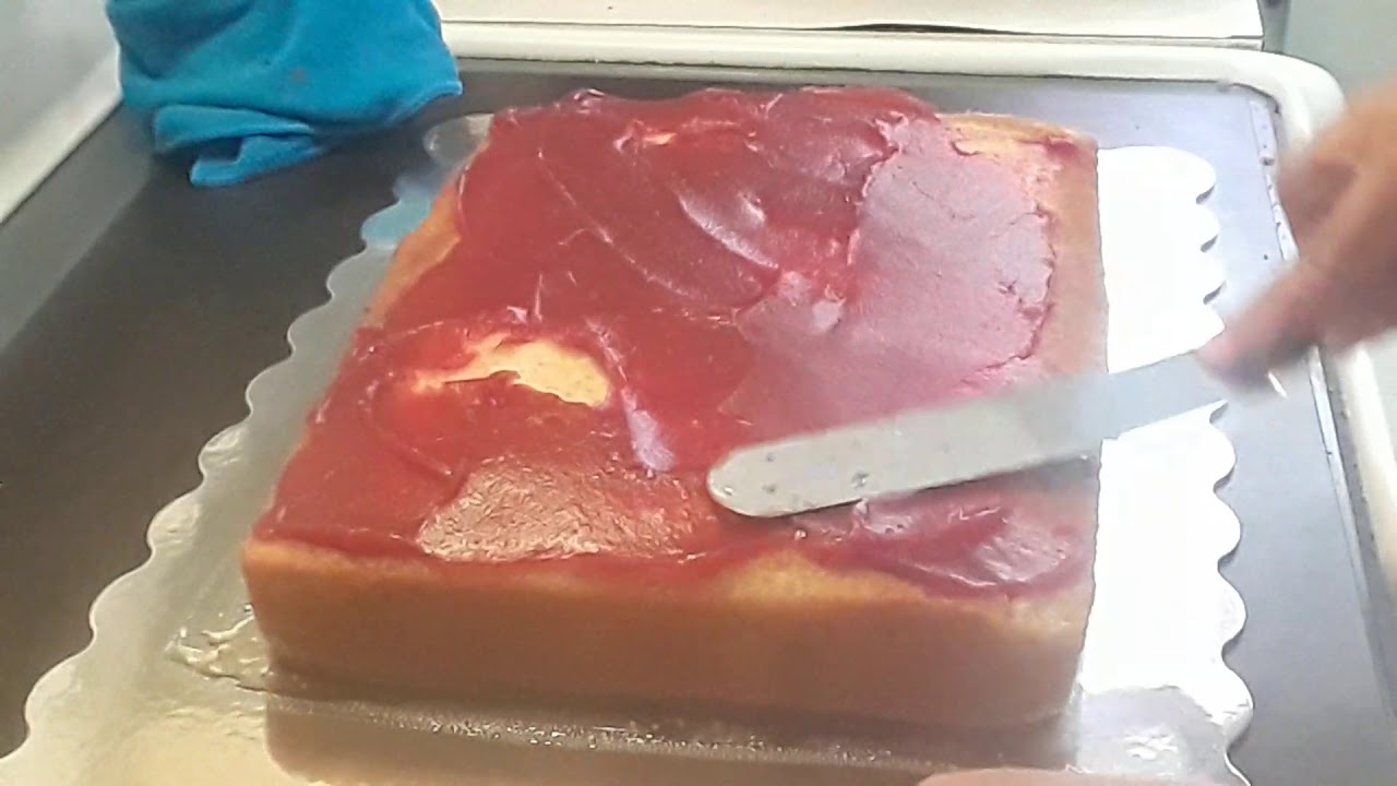 Pastel  relleno de guayaba .