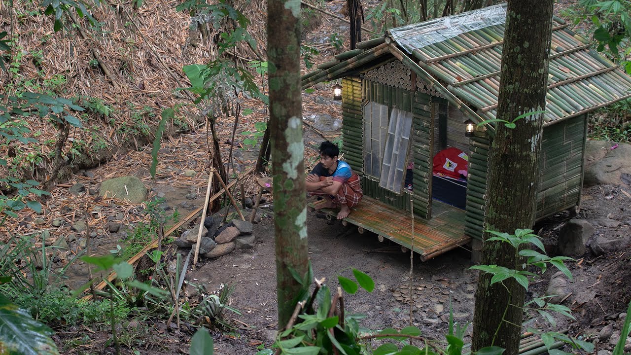2hari camping membangun shelter bambu di pinggir sungai mencari rebung dan masak kentang goreng