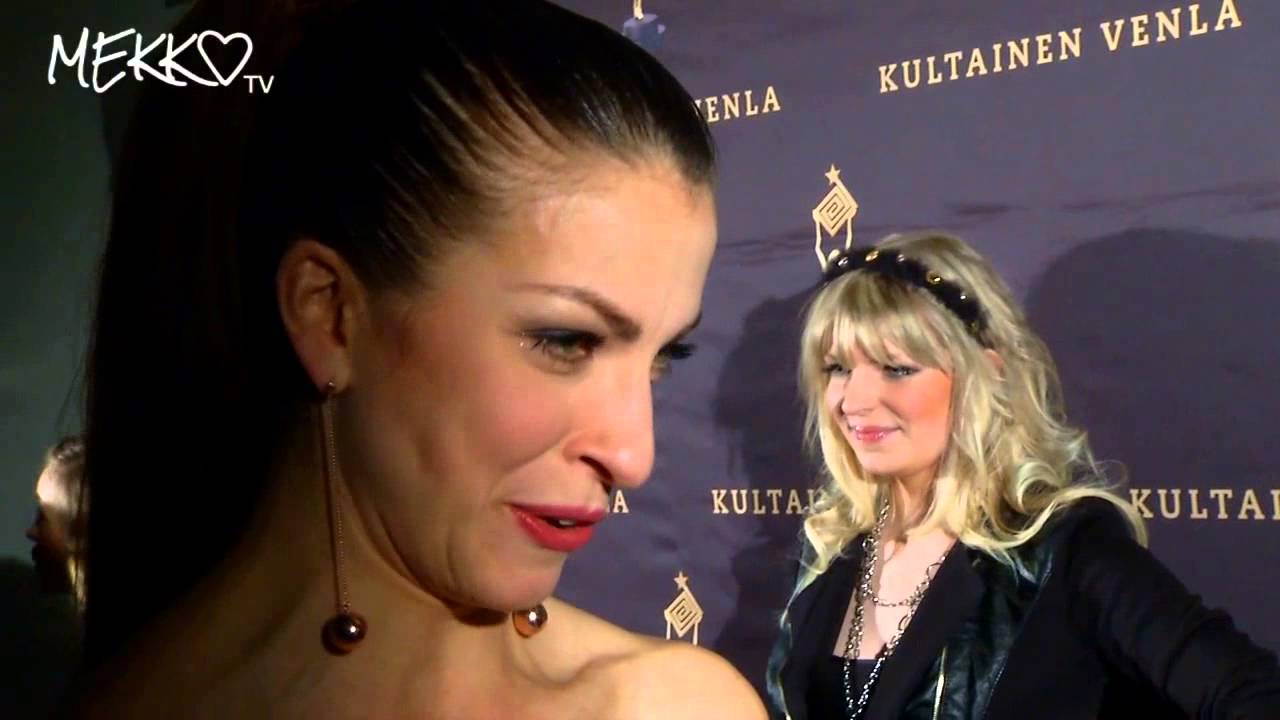 Kultainen Venla Gaala  2014- Jenni Banerjee hehkuu gaalassa Mertin mekossa