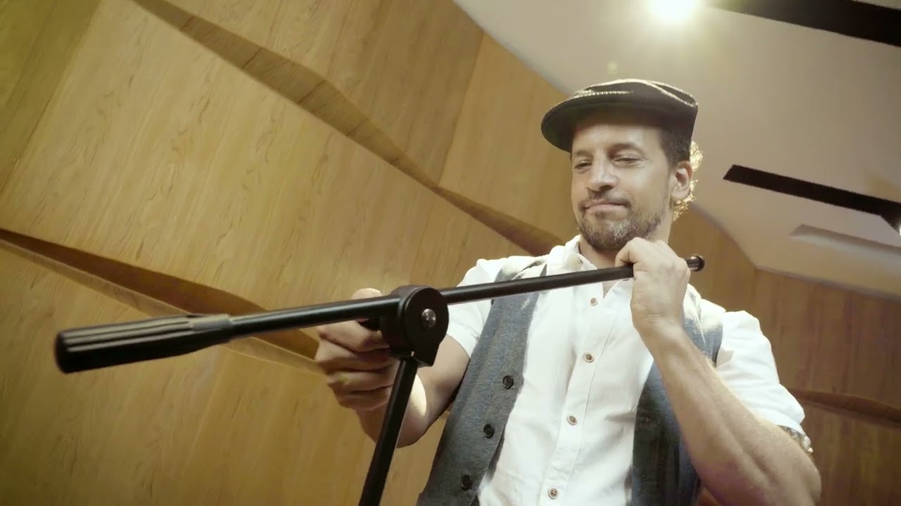AWEDA Q microphone Stand, built for long-term use.