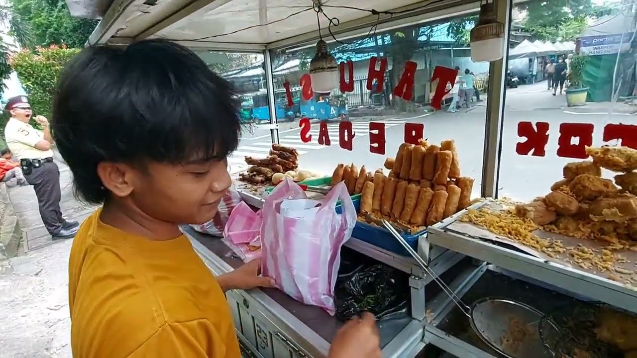 BERBURU TAKJILAN PAS GERIMIS DAN AKHIRNYA PILIH INI !! INDONESIAN STREET FOOD