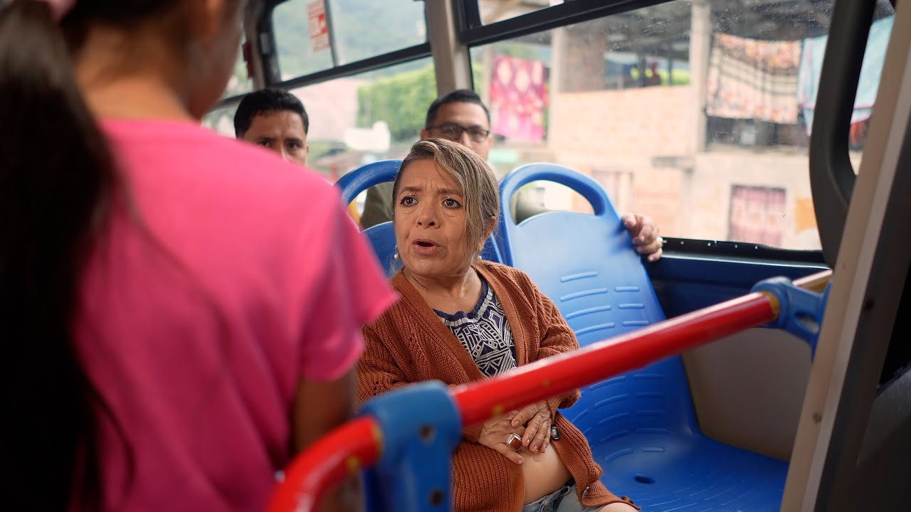 Finge un EMBARAZO para APROVECHARSE de las personas