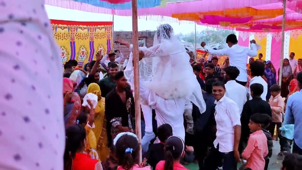 आदिवासी मसीह शादी में झुम कर नाचते हुए सिस्टर रिबिका की सादी में आनंद के साथ राजुरा चर्च