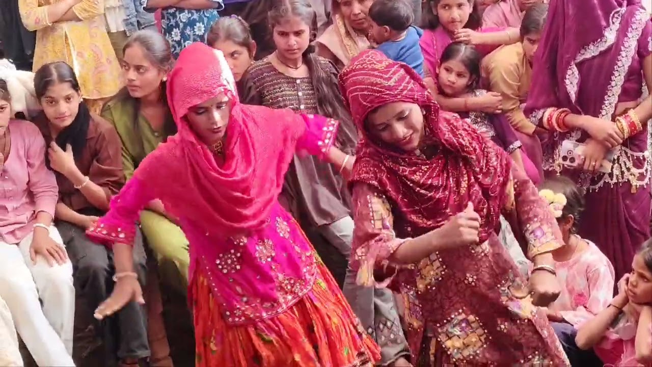 वायरल डांस वीडियो । दोनों लड़कियों ने किया गजब का डांस । सब हैरान हो गए देखकर😊😊
