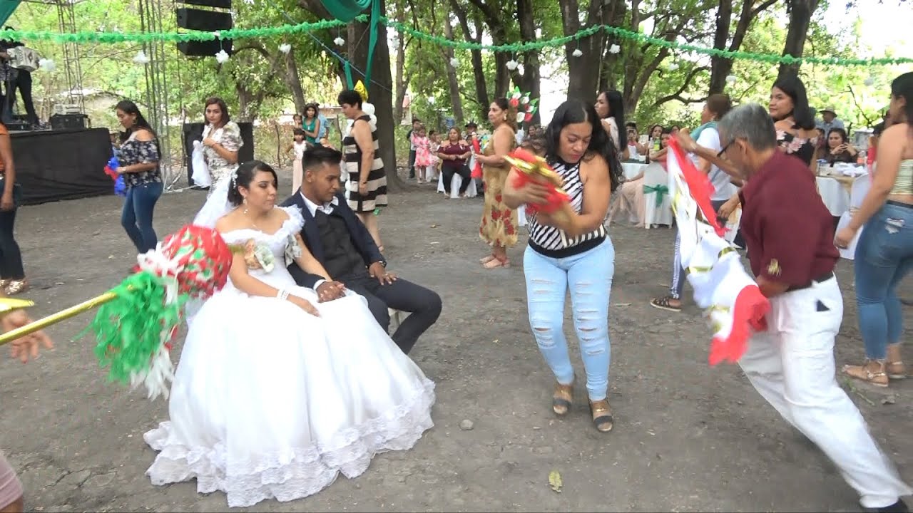 HERMOSAS TRADICIONES D MI TIERRA CALIENTE  BAILE DELOS MONOS Y TRASTES BODAS D MARCOANTONIO Y  ERIKA