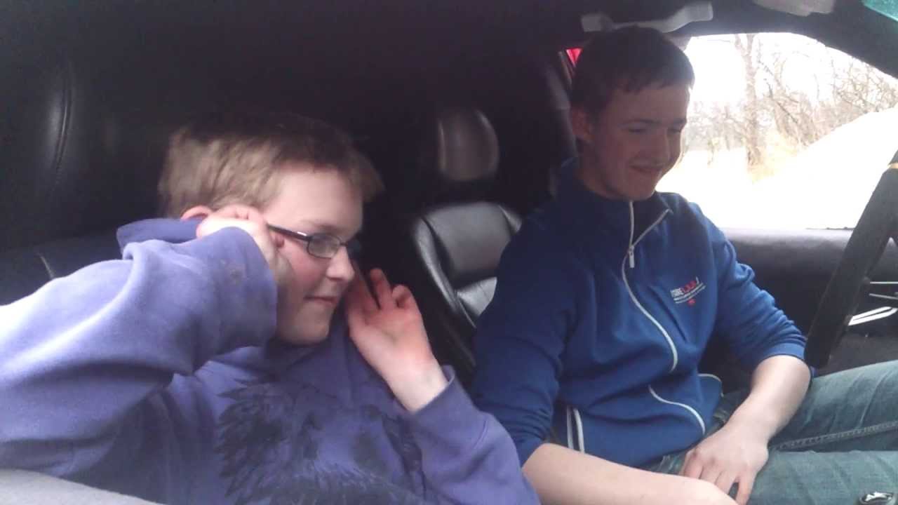 Moppepojkarna f&aring;r en demo i min Volvo 815