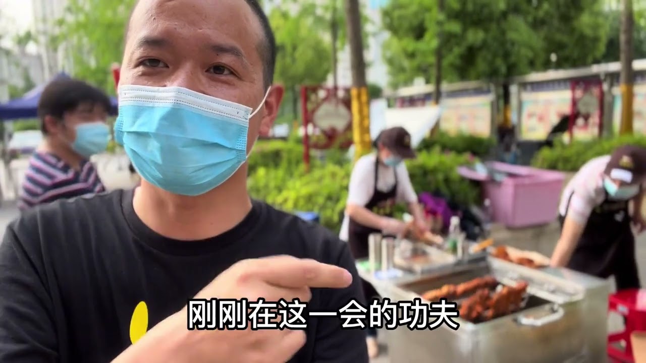 烤鸡摊又是生意火爆的一天，小摊排队被包围，看样子明天还要加量 #街头美食 #美食vlog #市井生活 #摆摊创业 #网红小吃 #特色小吃 #特色美食小吃 #民间传统美食