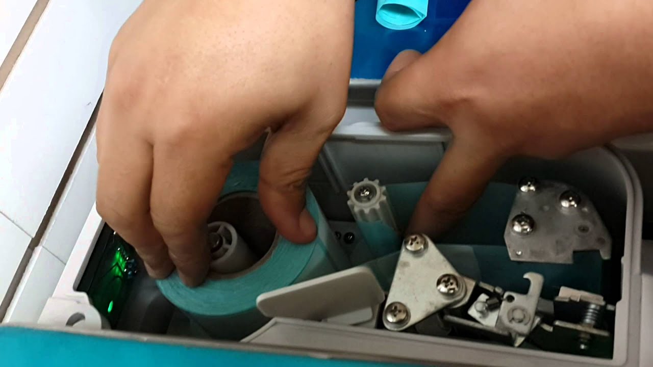 Colocar Rollo de etiquetas en Bascula Etiquetadora