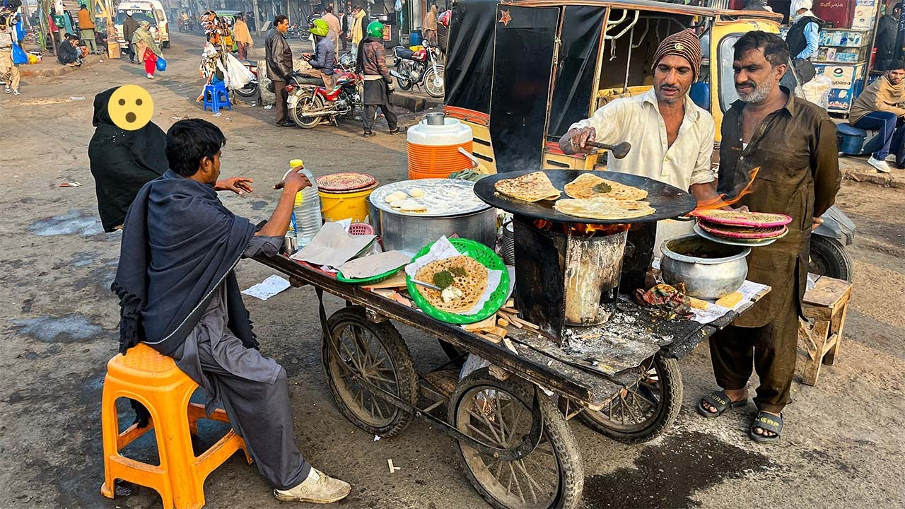 😍 AMAZING! Rs 100 Desi Saag Paratha Breakfast | Aloo Paratha with Makhan | Pakistani Street Food 🇵🇰
