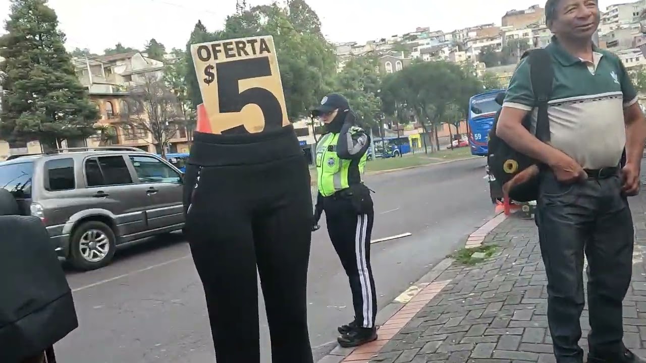 NEGOCIOS IMFORMALES EN LA CALLE DE LA MARIN (QUITO)