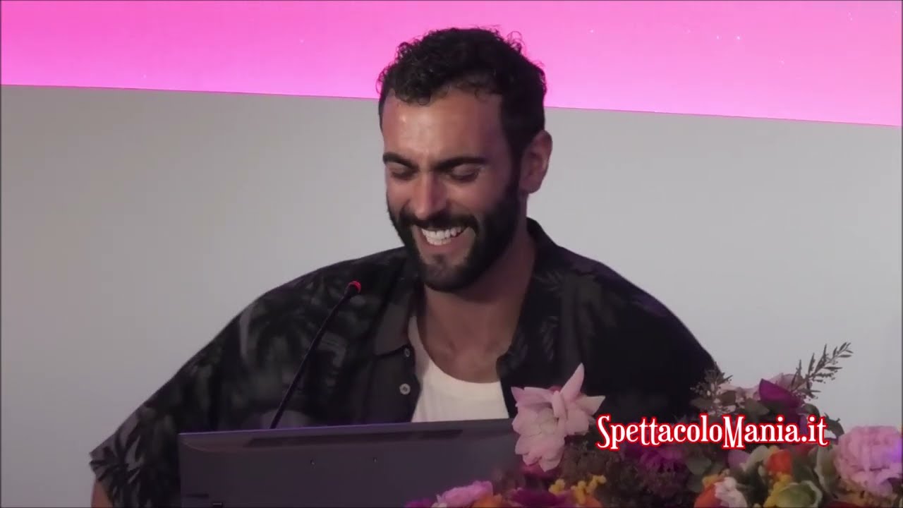 Marco Mengoni si commuove in conferenza stampa a Sanremo 2023