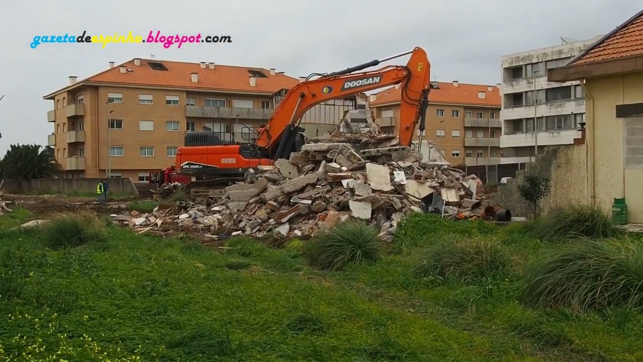 Demolição casa velha em  São Félix da Marinha