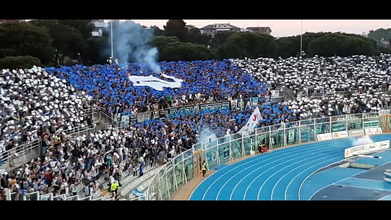 Pescara-Foggia, la coreografia della Curva Nord sulle note di 
