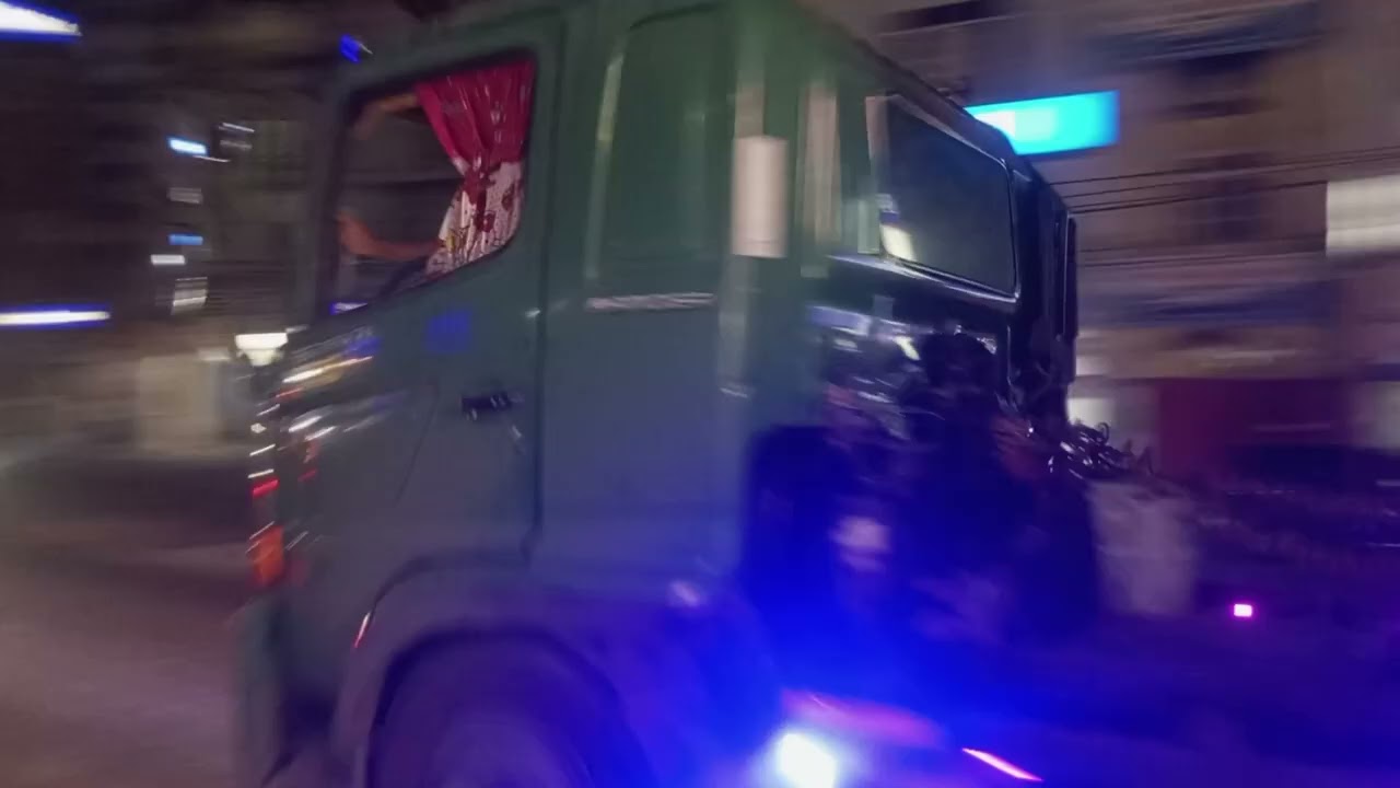 Truk Fuso yang paling cantik di depan Alfamidi sei Rampah