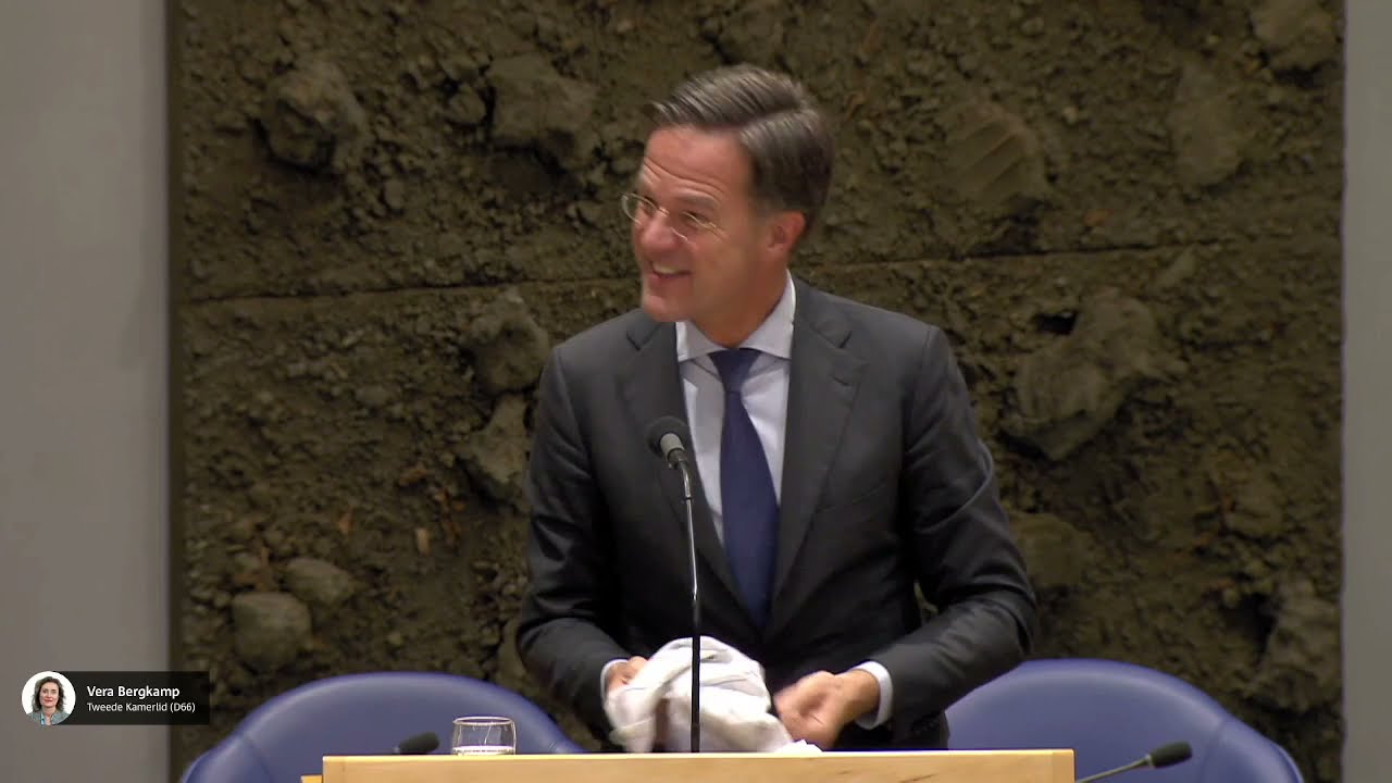 Rutte gooit z'n koffie om en maakt er een bende van!