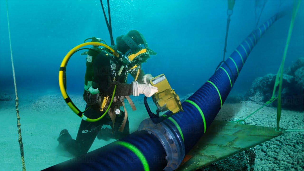 10億ドルの海底ケーブルを修理するダイバーの極限生活に迫る