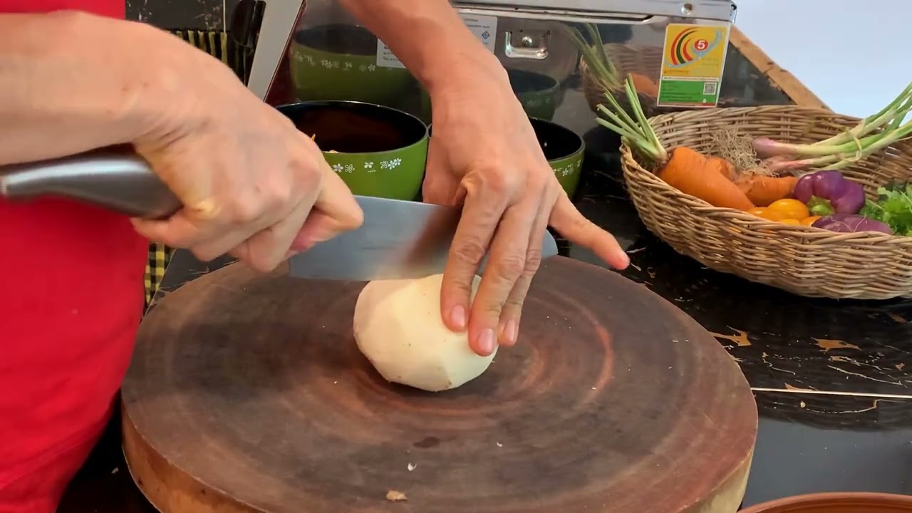 Cutting Techniques. Slicing. Half Moon. Jicama
